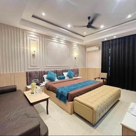 Hotel Shane Avadh , Ayodhya Zewnętrze zdjęcie